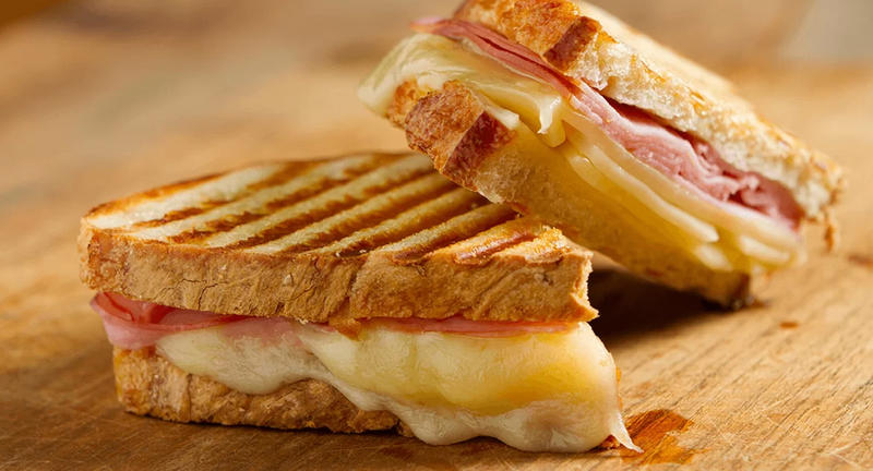 La ruta del Barros Jarpa: los locales clásicos que saben trabajar el jamón y queso dorados en la plancha