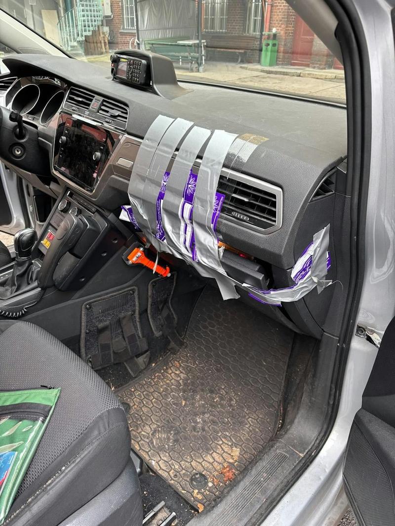 Geflickt mit Klebeband und MacGyver-Tricks: Berlins Polizeiwagen sind in katastrophalem Zustand