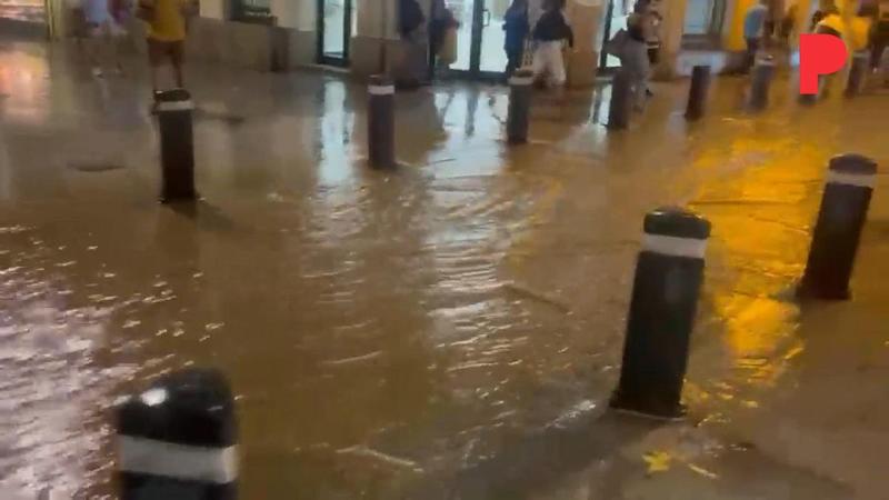 Una lluvia torrencial deja riadas en el centro histórico de Badalona