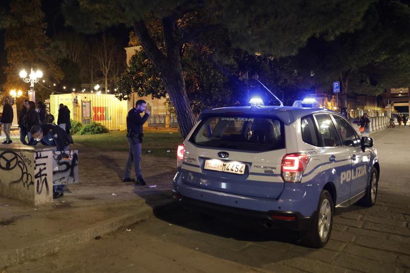 Sangue a Bologna: colpisce il rivale con cocci di bottiglia, un ferito
