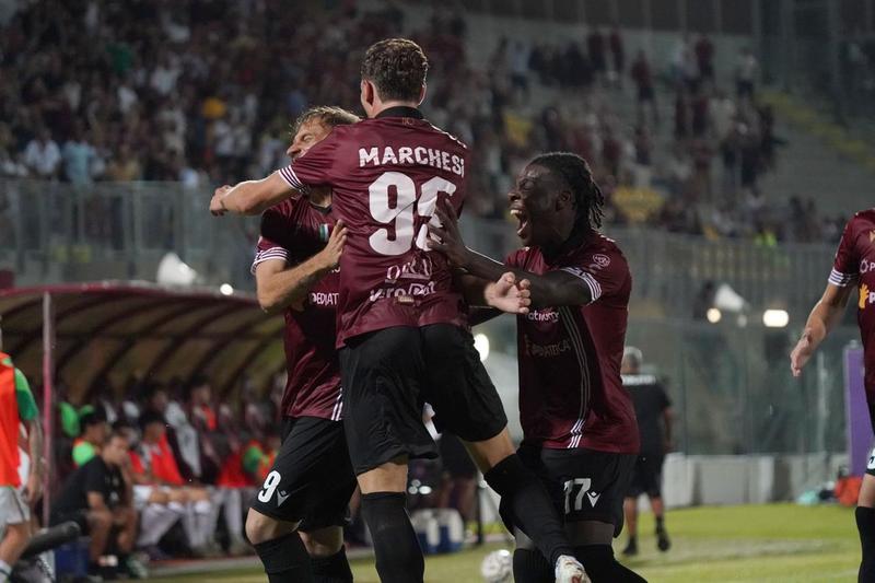 Livorno-Ternana 1-0, amaranto è buona la prima. Succede di tutto in 105 minuti: tre rossi, il nuovo “Var” e l’assist di Dionisi – Video