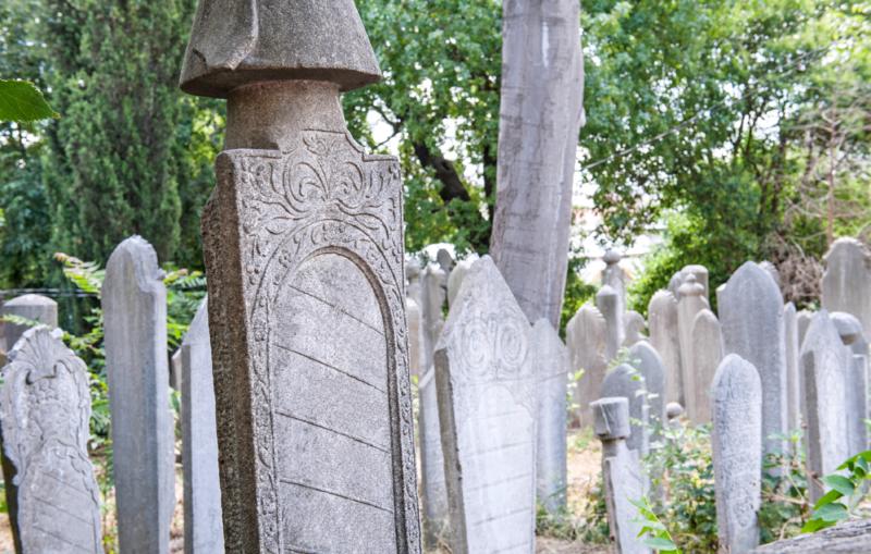 Mezarlar ve mezar taşları