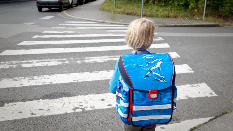 Se de forsiktige barna. De som står der alene
