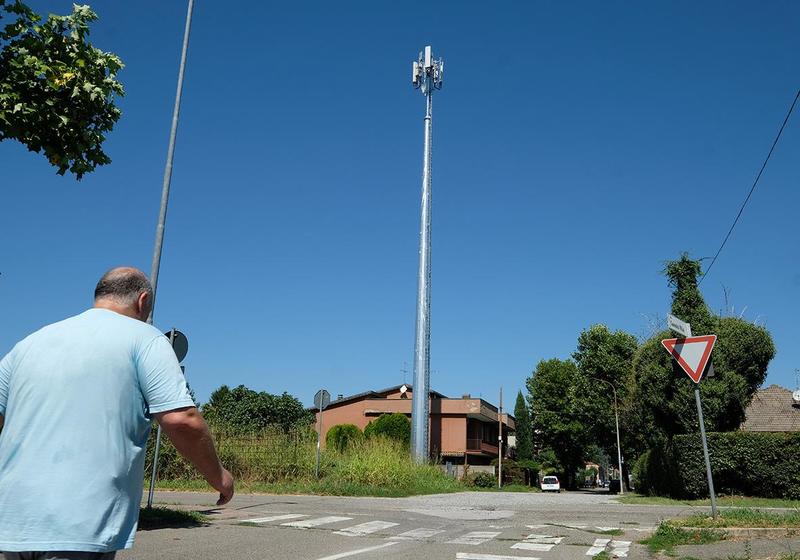 Desio, vicino alla casa di riposo e al nido spunta un’antenna alta 34 metri: scoppia la protesta