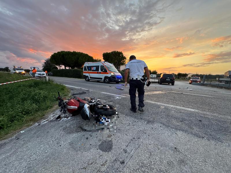Schianto fatale sulla Regina, muore motociclista: è il fratello dell’assessore