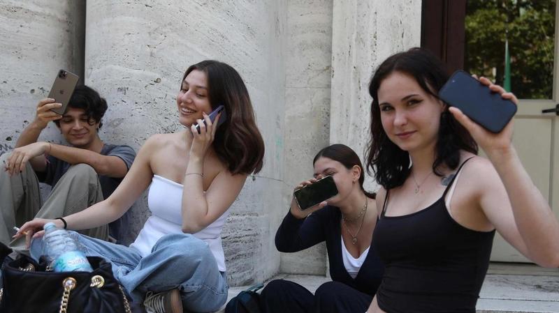 Scuole superiori, la novità: “Stop all’uso del cellulare anche durante l’intervallo”