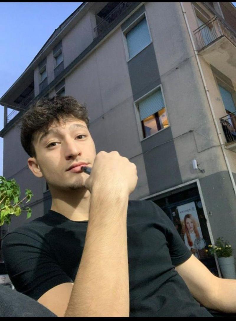 “Mamma non mi sento bene”: Roberto muore a 20 anni