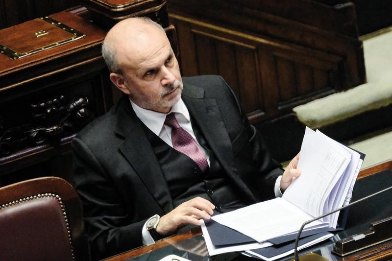 Spallate tra Lega e Fi sull’obbligo vaccinale, Fd’I difende Schillaci: «Il ministro non si tocca»