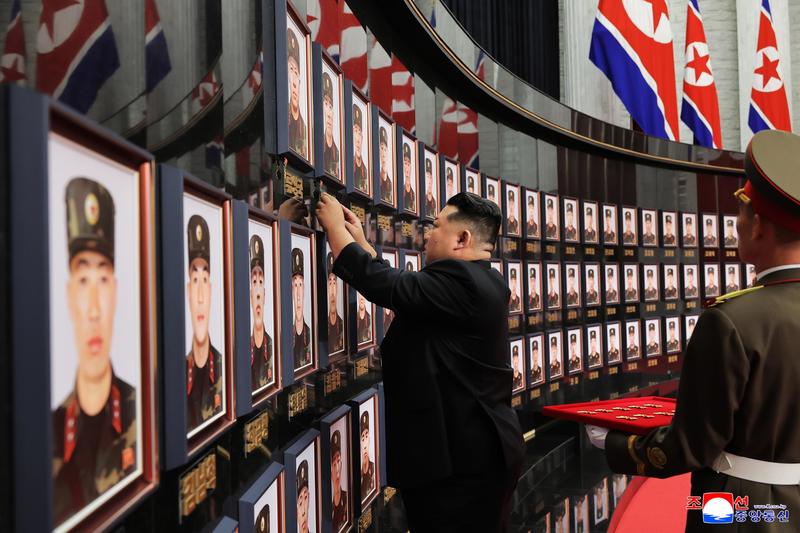 La Corea del Nord esce allo scoperto: “eroi” i soldati nel Kursk. L’omaggio di Kim alle bare. E in tv spuntano le azioni di guerra