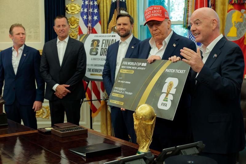 Trump vede la Coppa del Mondo: “Posso tenerla con me?”. Poi scherza su Putin: “Vorrebbe tanto esserci”