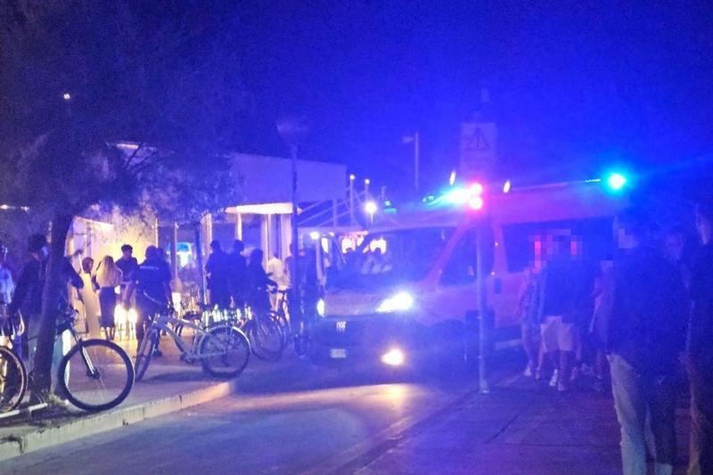 Rissa sul lungomare di Senigallia: volano tavoli e sedie. Buttafuori ferito alla testa