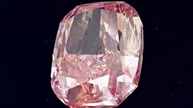 Dubai, la storia del diamante rosa da 25 milioni di dollari rubato e poi recuperato