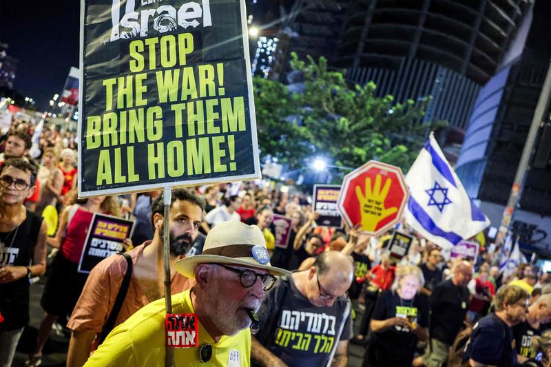 I tank israeliani a Gaza City: “Chi non se ne va, muoia”. Tremano le famiglie degli ostaggi nelle mani di Hamas