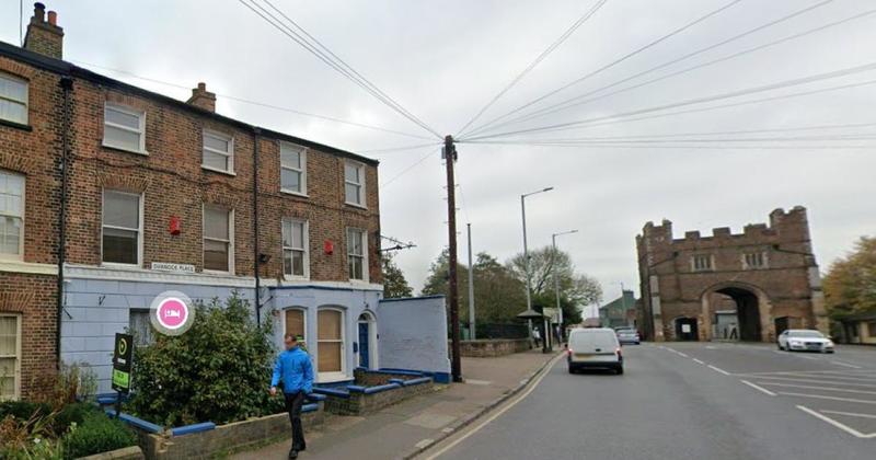 Former hotel which was painted blue can return to original colour scheme