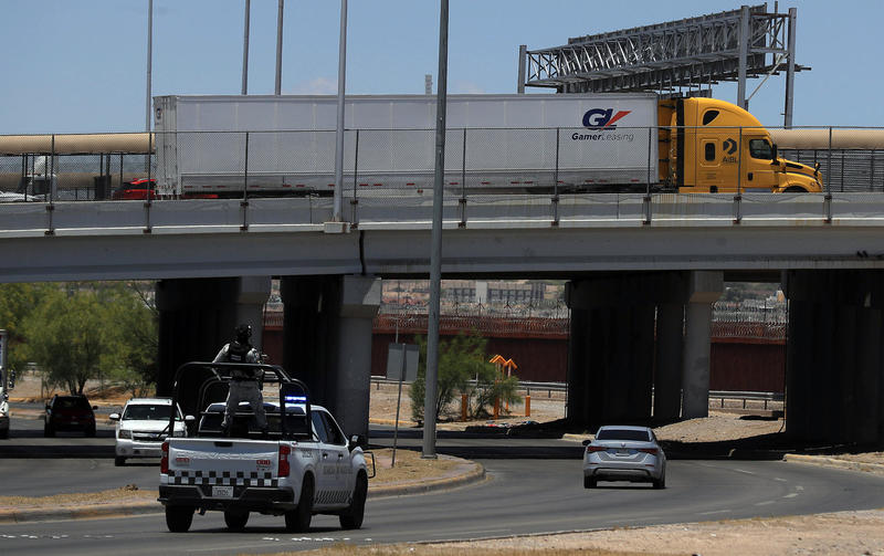 Camioneros inmigrantes en EEUU temen más restricciones tras suspensión de visas de Trump