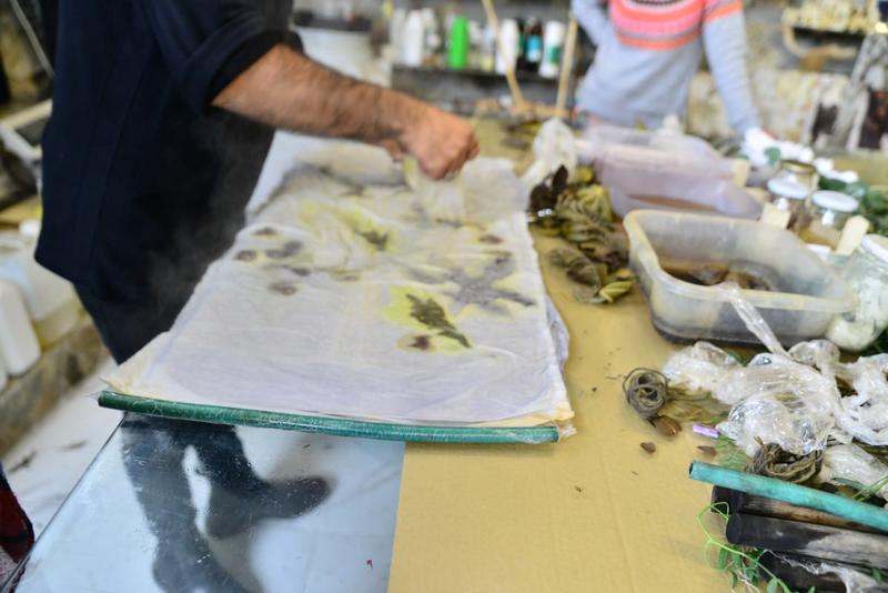 Özgür Savaş Kılıç ile Bodrum’daki atölyesinde ecoprint sanatını konuştuk: Tükenmiştim, ecoprint’le sıfırdan başladım