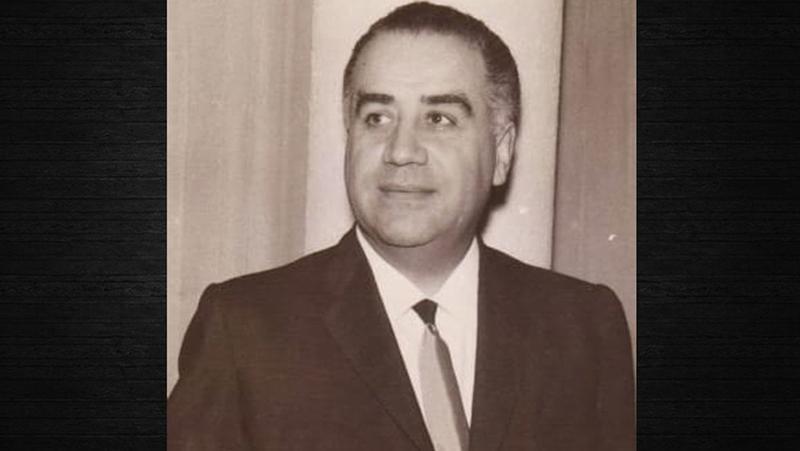 Durakta otobüs bekleyen kral...