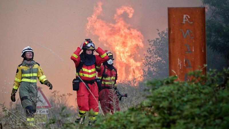 Bomberos y medios aéreos siguen trabajando aún en 14 incendios en Asturias, Galicia y Castilla y León