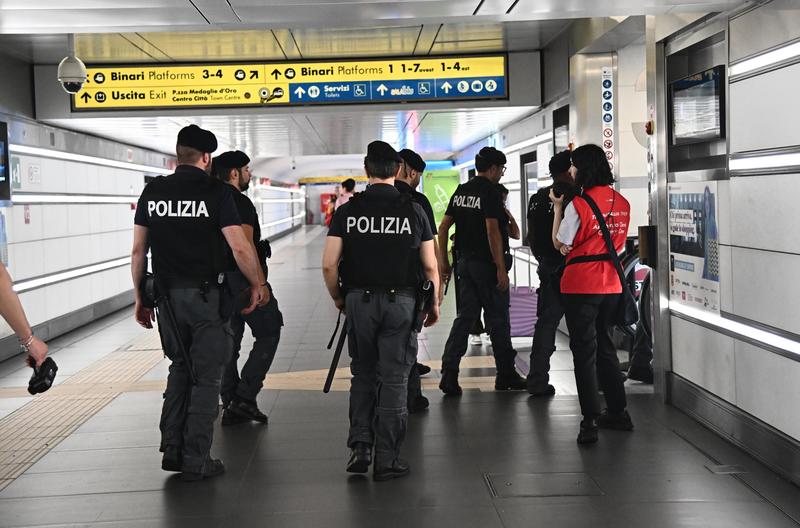 Aggressione e terrore in stazione: preso a pugni e rapinato