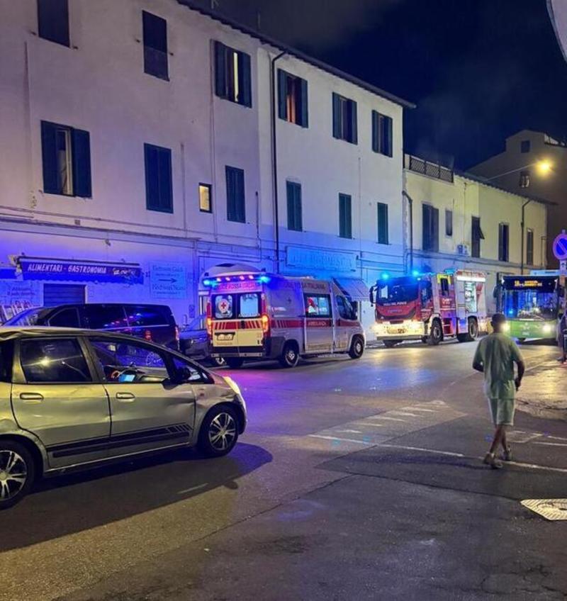 Livorno, incendio nel negozio di pesca in via Mastacchi: una intossicata