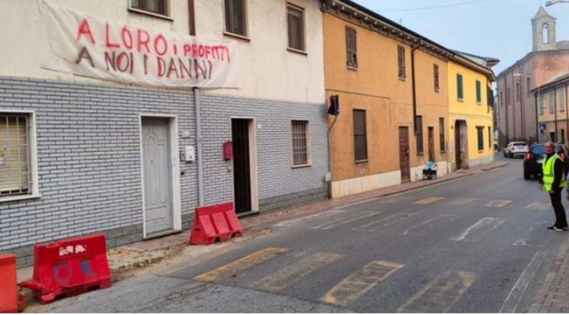 A Castelnuovo Bocca d’Adda torna l'incubo tir. “È pure scoppiato uno pneumatico, poteva scapparci il morto”