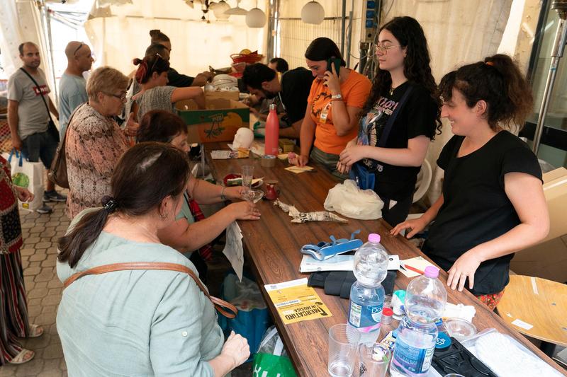 Il mercatino dell’usato, folla ai Cappuccini: “Tutti in fila per il vintage”