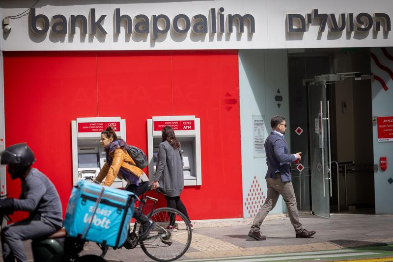 As banks pig out on profits, top economist urges tax to keep them from hogging wealth