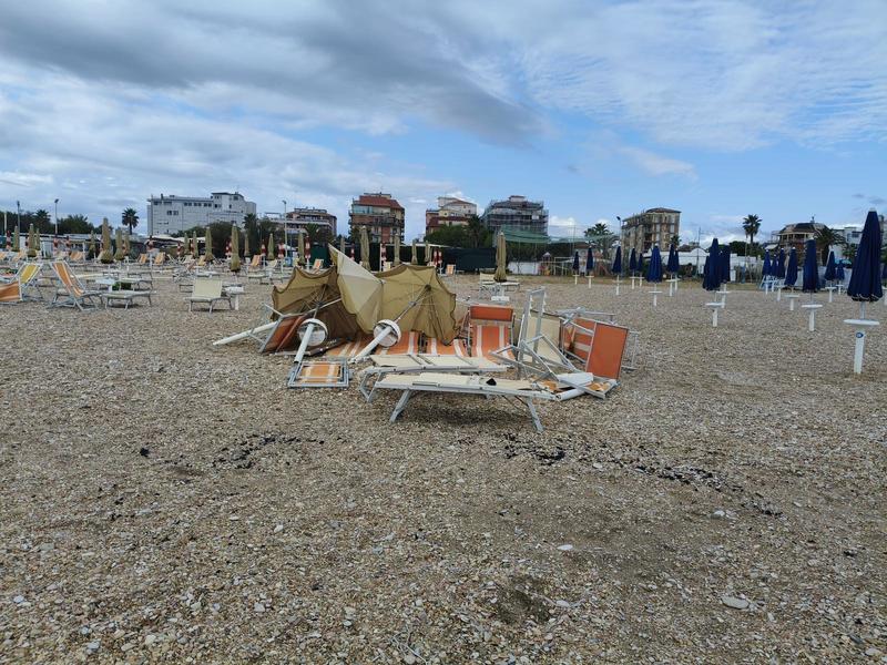 Vandali in spiaggia. Lettini divelti e ombrelloni in mare: “La vigilanza deve continuare”