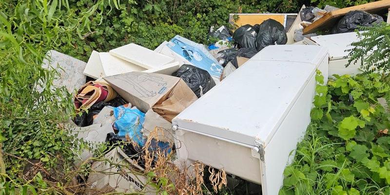 Microdiscariche nelle case vuote a Berra: le bonifiche pubbliche continuano