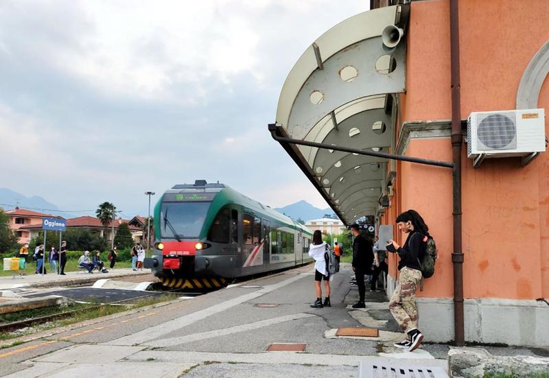 Tragedia in stazione a Oggiono, uomo investito da un treno. Bloccata la Lecco-Molteno-Monza