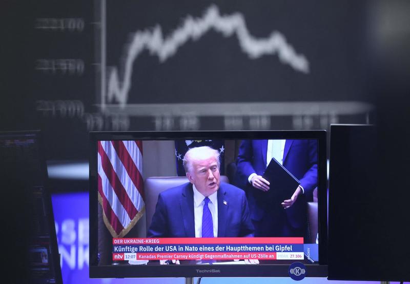 Trump vuole spegnere le tv ostili: “Bisognerebbe ritirare le licenze”. Nel mirino Abc e Nbc