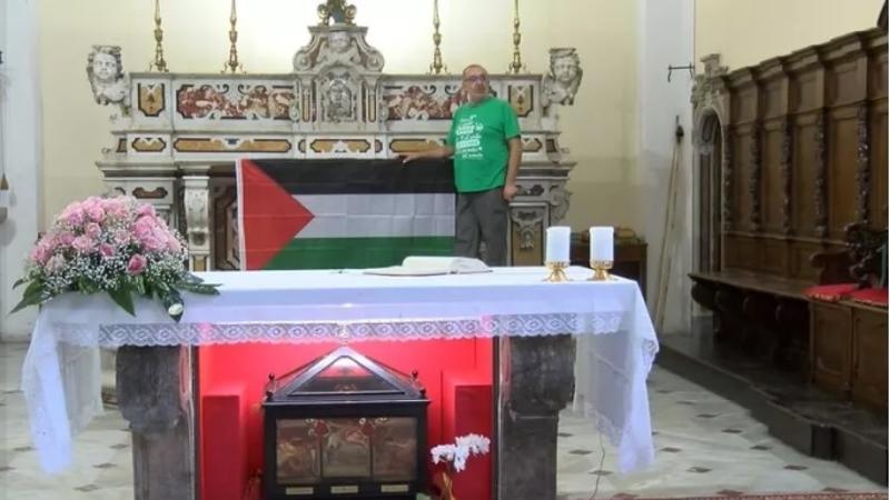 Bandiera della PalestinaÂ in chiesa, don Vitaliano: Â«Il popolo di Gaza non Ã¨ HamasÂ e reclama la sua libertÃ Â»