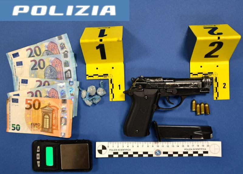 Pusher in fuga armato di pistola e cutter: violenta rissa con un poliziotto, poi l’arresto