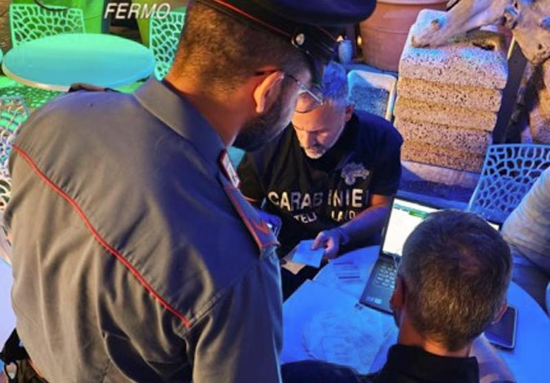 Blitz dei Nas al ristorante: in cucina blatte vive e morte /