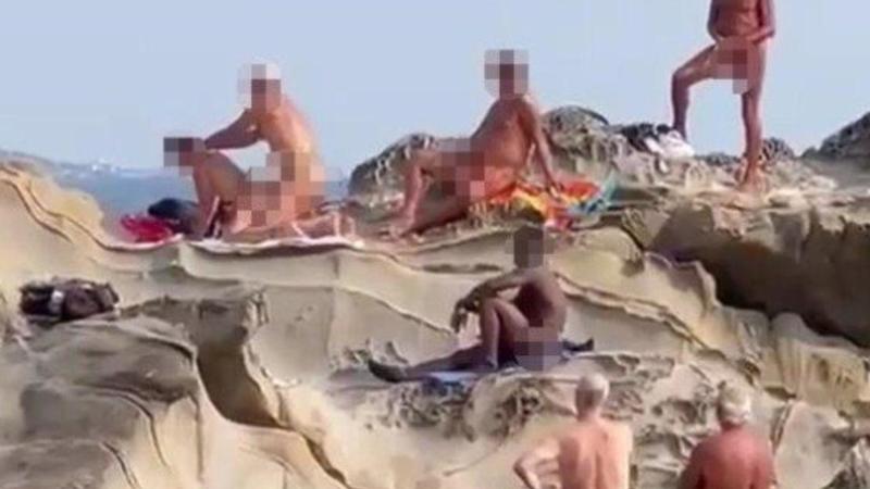 Livorno, fanno sesso in pubblico di giorno sugli scogli davanti ai bagnanti