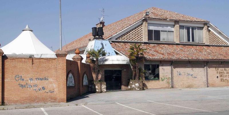 Lido Scacchi, topi e talpe avvistati nei cortili. Per i turisti sotto “accusa” i rifiuti
