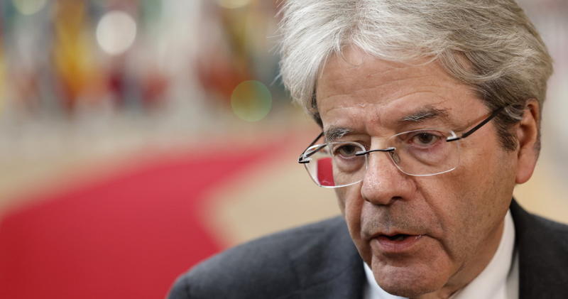 Gentiloni si reinventa editorialista fra ovvietà, antitrumpismo e zero proposte
