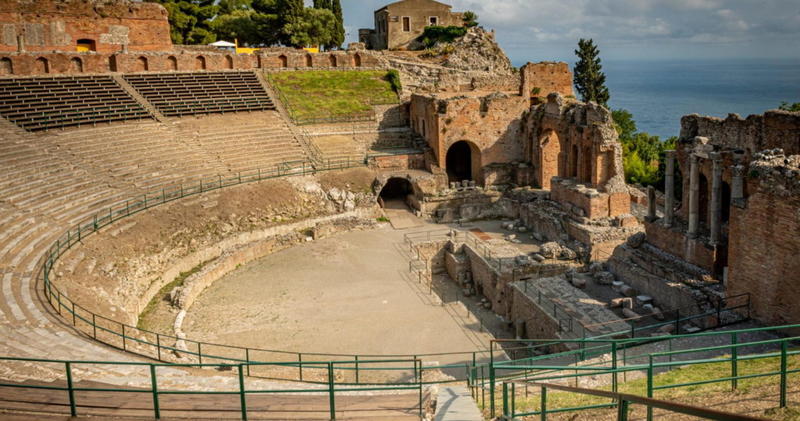 Da eccellenza a simbolo del caos: così stanno umiliando il teatro di Taormina