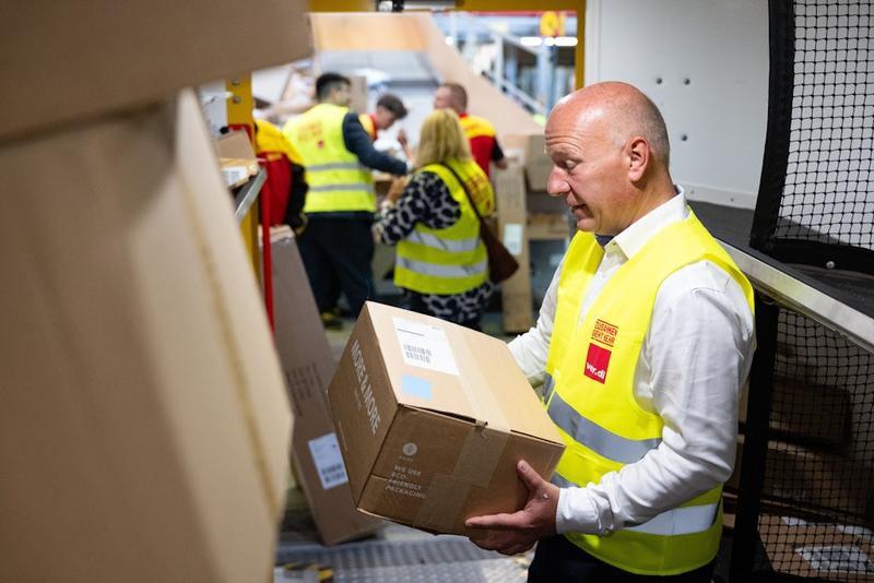 „Achtung, Rücken!“ Kai Wegners Ausflug in die Arbeitswelt der Paketboten