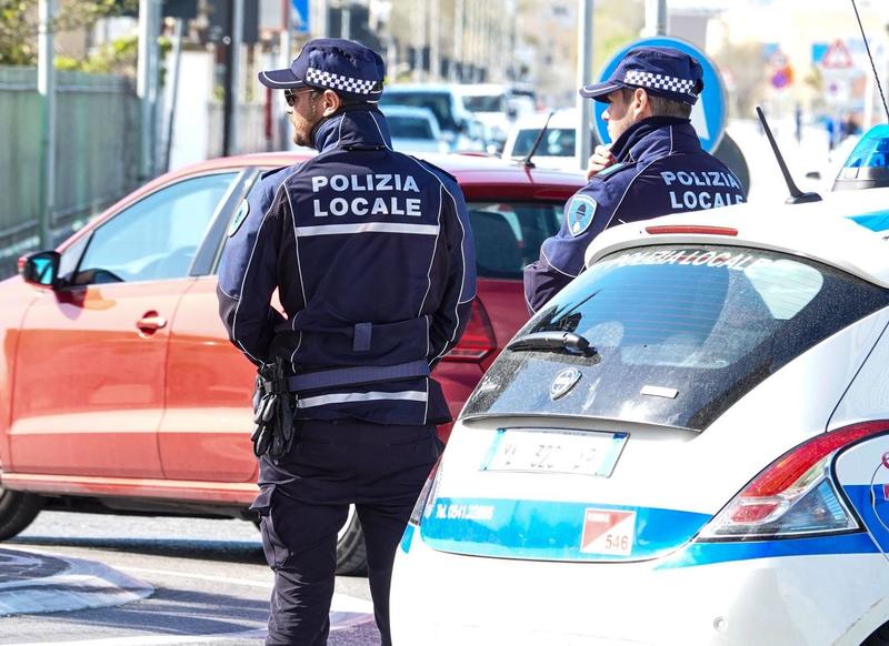 Panico in via Marconi: aggredisce gli agenti e si denuda, atterrato con lo spray urticante