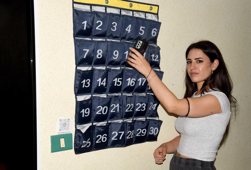 Armadietti o tasche a parete? Lo stop ai cellulari in classe fa discutere le scuole superiori