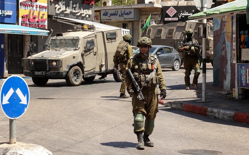 IDF troops raid Ramallah money changer accused of funding Hamas activities