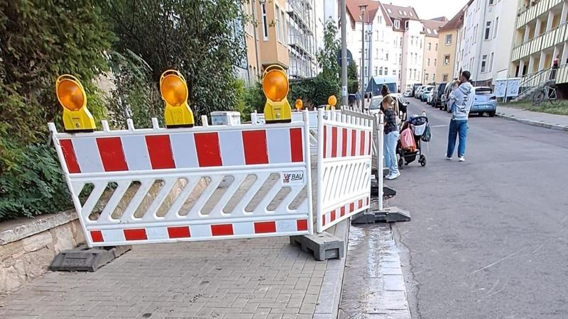 Rohrbruch in Erfurt: Zwei Tage fließt das Wasser auf die Straße – Wie kann das sein?