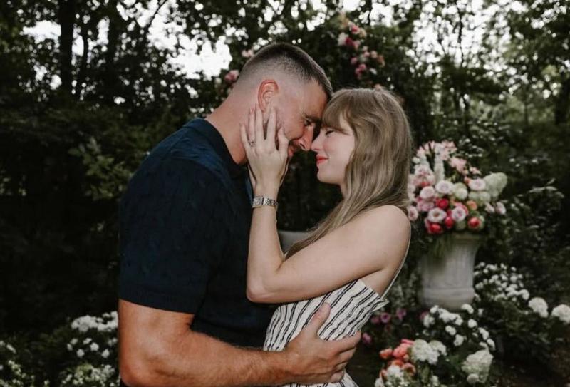 Taylor Swift e Travis Kelce ufficialmente fidanzati: “L'insegnante di inglese e il prof di ginnastica si sposano”