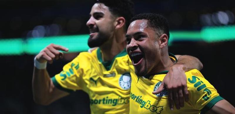 Futebol bonito e eletrizante; uniforme bizarro e descabido