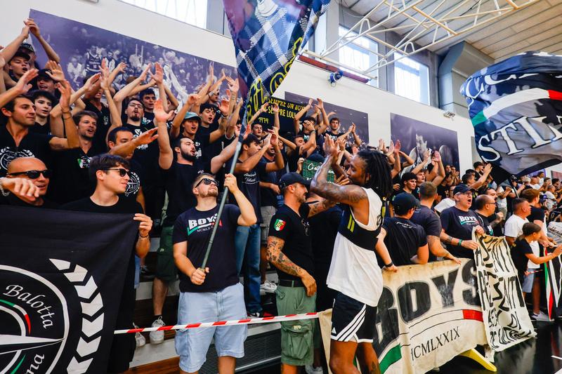 Virtus, mille tifosi al raduno: bagno di folla per i campioni d’Italia