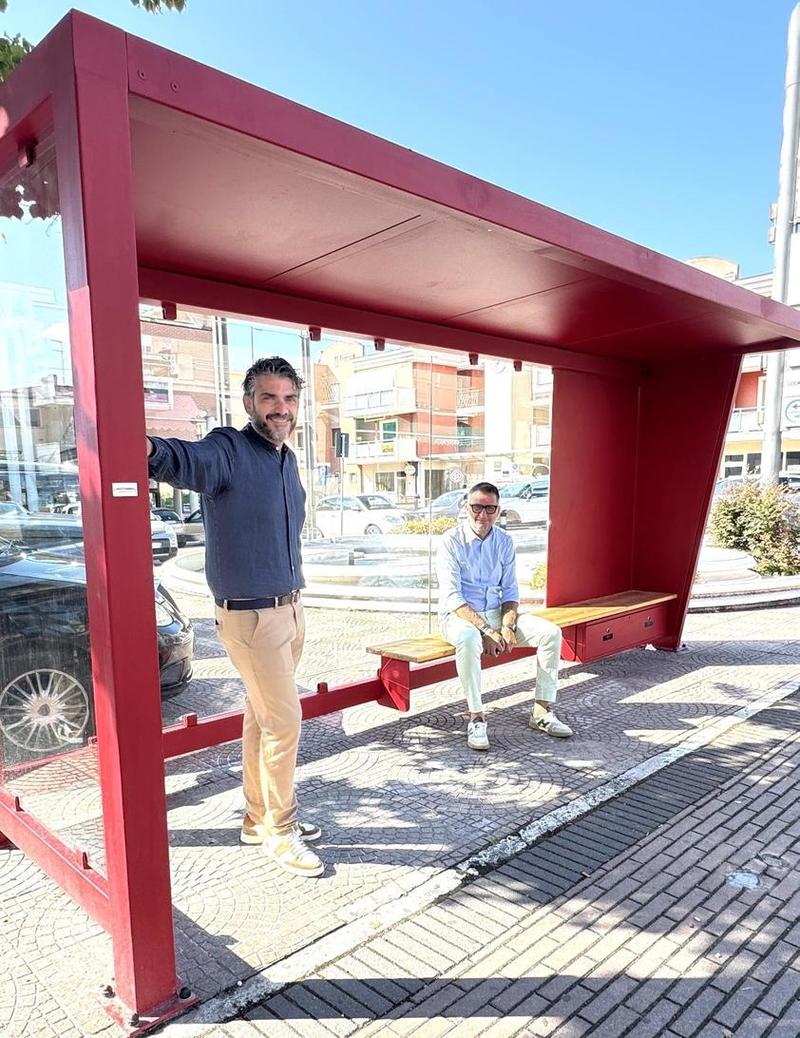 Arrivano le nuove pensiline bus: pannelli fotovoltaici e ricariche Usb