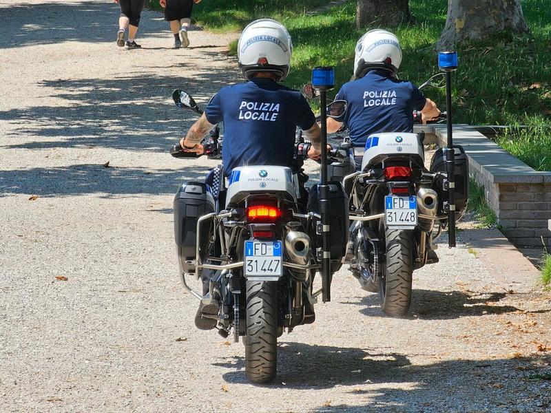 Al lavoro da irregolare, scatta l’espulsione. Il medico: «No al Cpr» e scatta la bufera