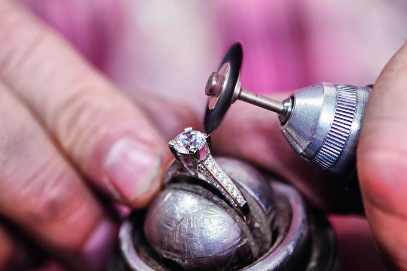 Signet Jewelers recupera brillo en bolsa y encara resistencias clave