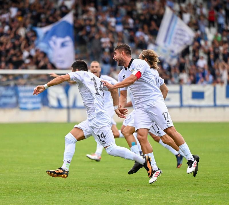 L’attesa per il debutto in campionato. Coreografia speciale della Curva, oltre 1.700 abbonati